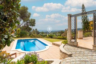 Miete Haus in Sant Cebrià de Vallalta. Magnífica casa con piscina y vistas al mar