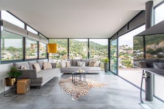 Casa in Alella. Casa en venta con mucha luminosidad y vistas despejadas en alell