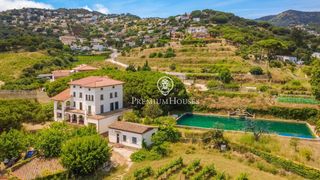 Masia a Alella. Fantástica finca centenaria con piscina en venta en el centro de