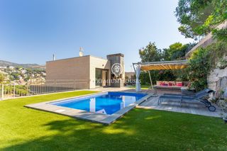 Casa a Alella. Magnífica vivienda en venta con piscina en alella