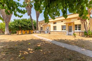 Maison à Cinc Sènies. Magnífica finca con vistas al mar y grandes jardines