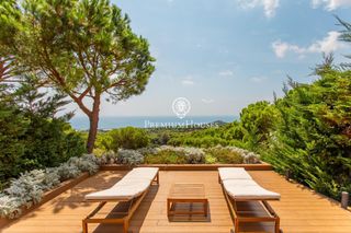 House in El Mirador-La Cornisa. Casa en venta en sant andreu de llavaneras con vistas al mar