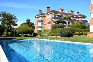 Rent House in Canafort-El Puntó. Bajo esquinero en alquiler con jardín en las llosas. sant andreu