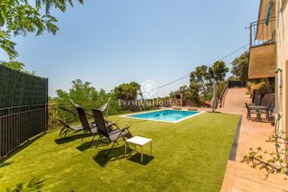 Haus in Sant Cebrià de Vallalta. Casa con licencia turística y vistas al mar