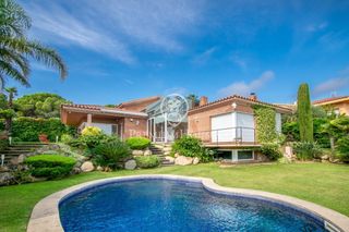Maison à Calella. Preciosa casa de lujo en venta con vistas al mar y piscina en ca