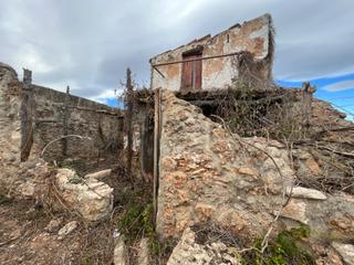 Finca rústica a Alcanar. Parcela con casa a reformar a 750m del mar