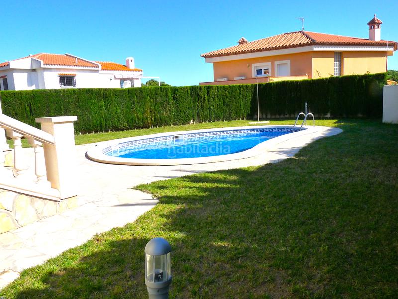 Foto 7137ba54-e42a-488b-bc31-86e8e663e08c. Casa aparellada amb xemeneia calefacció aparcament piscina a Miami Platja