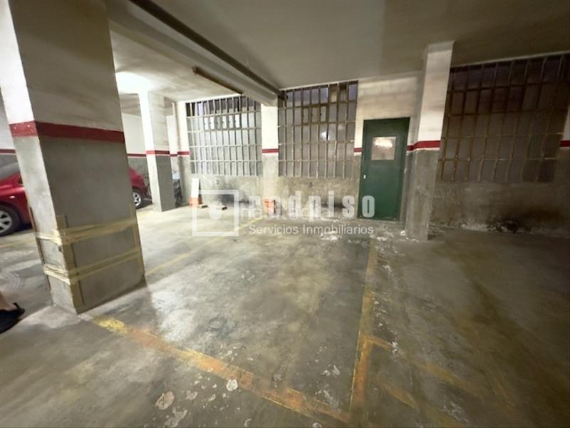 Foto d4d3befb-16f7-452a-8353-b315a29f7b2c. Parking voiture dans El Camp de l´Arpa del Clot Barcelona