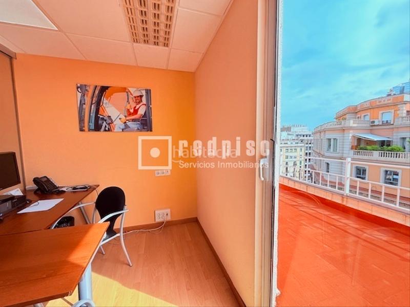 Foto 7e2b2a45-5679-46ff-8852-cc4e0df0741d. Alquiler oficina magnifica y luminosa oficina en alquiler en el corazón ! en Barcelona