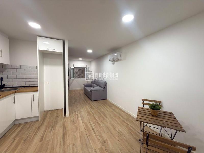 Foto b1a7dc8e-7ed5-49ba-84d7-eb0c59428d8c. Local comercial a Carmel Barcelona