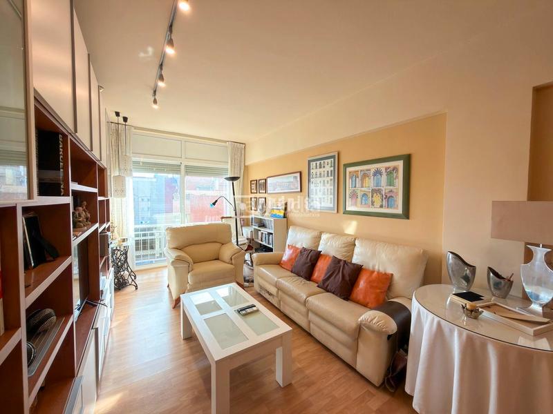 Foto b7f8374a-699d-4ac0-a943-68a974c32765. Etagenwohnung mit heizung in El Camp de l´Arpa del Clot Barcelona