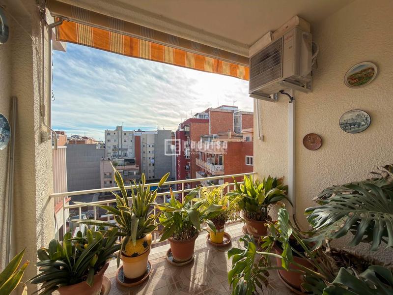 Foto c8753f49-6c69-4f35-8c2f-344e2a3c8550. Etagenwohnung mit heizung in El Camp de l´Arpa del Clot Barcelona