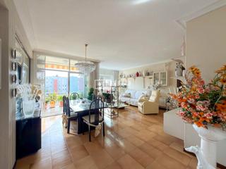 Pis a El Camp de l´Arpa del Clot. Elegante y espacioso piso con terraza orientada al sureste