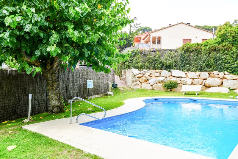 Foto c687f65d-2c5d-4289-940b-273816f7b9a7. Semi detached house with fireplace heating parking pool in Sant Andreu de Llavaneres