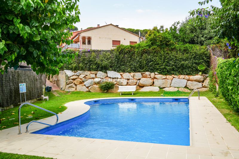 Foto f57ab300-07a0-4b39-b144-663ba69dbf18. Semi detached house with fireplace heating parking pool in Sant Andreu de Llavaneres
