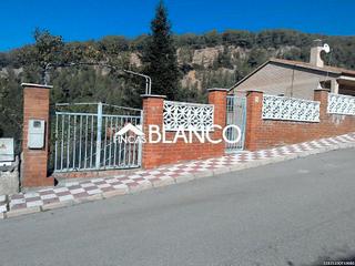 Terreny residencial a Abrera. Parcela con pequeña construcción en venta en abrera.