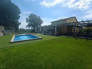 House in Piera. Maravillosa casa de una planta con piscina