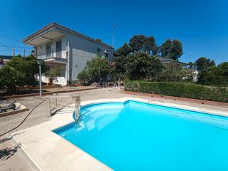 House in Piera. Casa en venta con parcela esquinera de más de 700m2