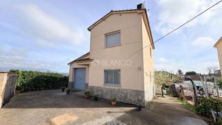 Casa in Masquefa. Fincas blanco presenta