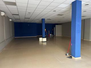 Location Local commercial  Calle concell de cent. Local de lloguer a terrassa  sant pere nord