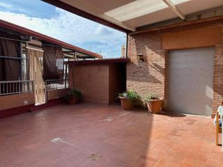Edifici a Ca n'Oriac. Edifici amb local i vivienda