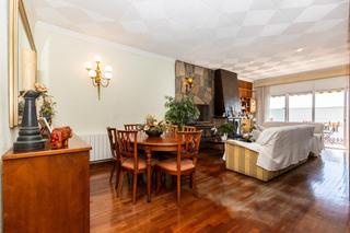Casa adossada a Covadonga. Gran casa amb terrassa, garatge i local en venda a sabadell