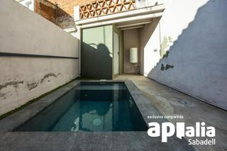 Maison jumelée à Gràcia. Casa amb traster i piscina en venda a sabadell