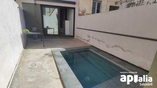 Casa adossada a Gràcia. Casa amb traster i piscina en venda a sabadell