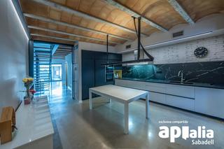 Casa adossada a Gràcia. Casa amb traster i piscina en venda a sabadell