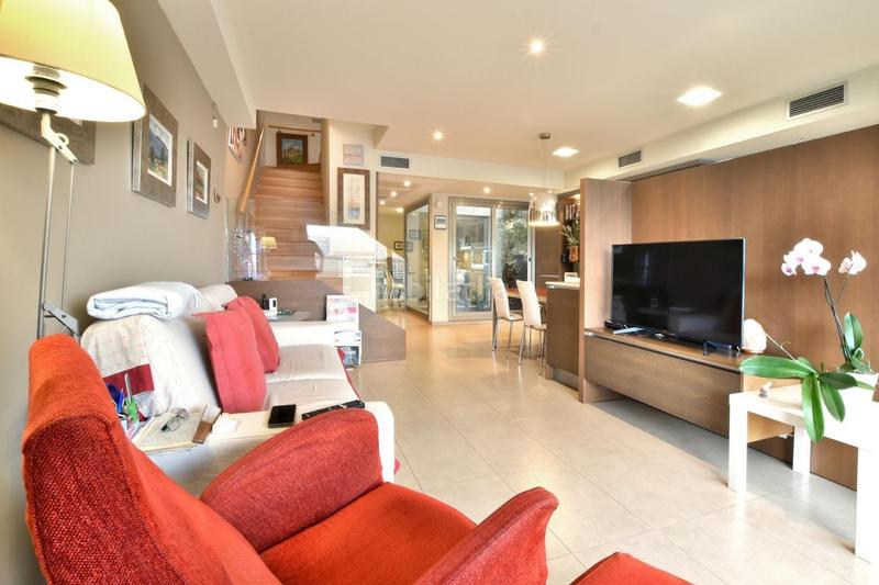 Foto 05461316-3c16-4547-97b3-362cb97b7a28. Reihenhaus mit heizung parking in Sant Pere Nord Terrassa