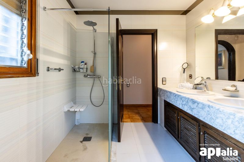 Foto cf36706e-4d2b-4fad-ba39-9a2e24fc9c00. Casa amb calefacció aparcament piscina a Airesol Castellar del Vallès