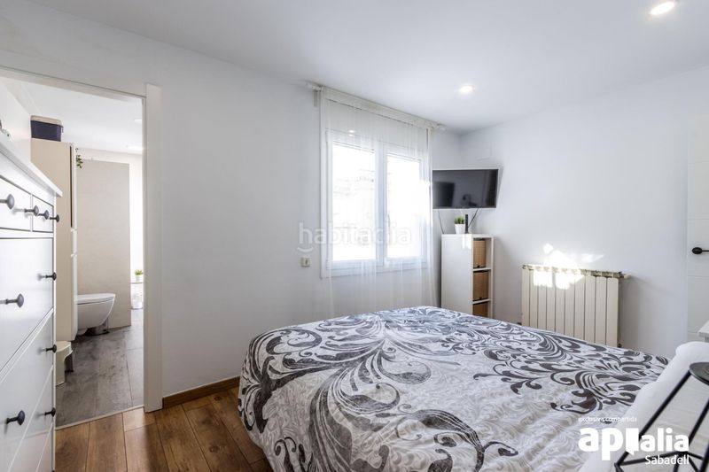 Foto f9bfea1f-6922-4560-bb6f-d4684f446a22. Casa adossada amb calefacció aparcament a Gràcia Sabadell