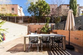 Chalet in Sant Llorenç Savall. Casa dalt nivell amb gran jardí i garatge per a 4 cotxes al cent