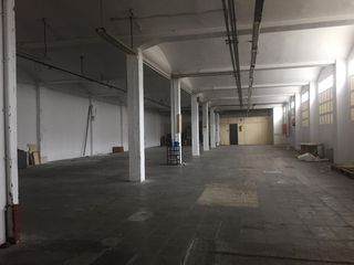 Lloguer Nau industrial a Cementiri Vell. En alquiler, gran nave entrada para camiones, zona de recepción