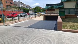 Aparcament cotxe  Carrer ancianitat. Plaza de parquing para coche mediano pequeo
