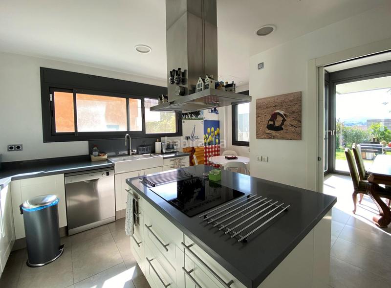 Foto 3d03cd49-e77a-4eda-9f69-1b39c41b29d2. Casa amb calefacció aparcament piscina a Turó de Can Mates Sant Cugat del Vallès