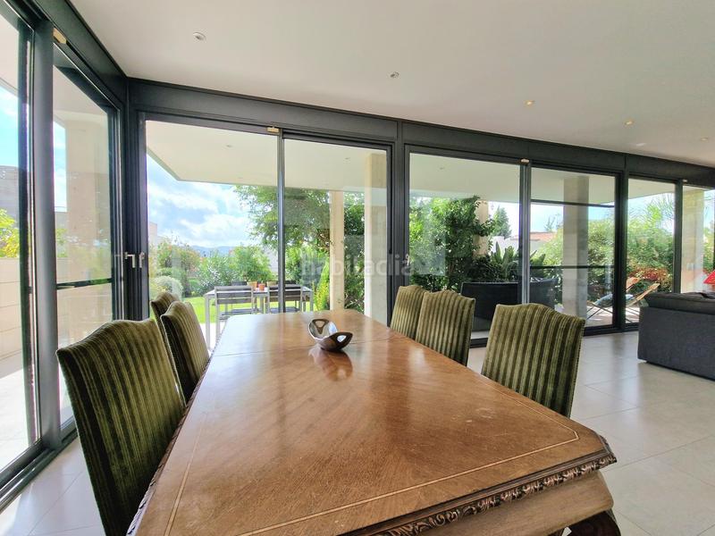 Foto b8f11043-3e33-4e00-b593-d544c2e44a5a. Casa amb calefacció aparcament piscina a Turó de Can Mates Sant Cugat del Vallès