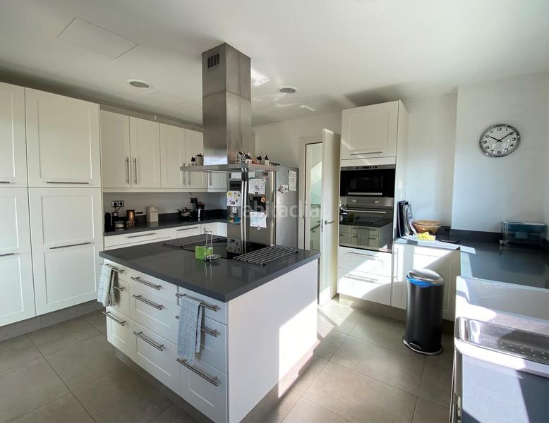 Foto c5c82d8d-1af9-4bd5-b5d1-c8ba8d38432c. Casa amb calefacció aparcament piscina a Turó de Can Mates Sant Cugat del Vallès