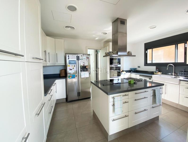 Foto f1ed9660-349a-441c-9d52-5585ebef9875. Casa amb calefacció aparcament piscina a Turó de Can Mates Sant Cugat del Vallès