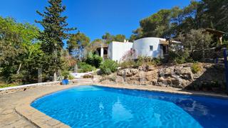 Masia a Santa Gertrudis. Acogedora casa de campo con varias terrazas soleadas y vistas al