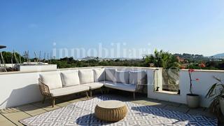 Casa aparellada a Jesús. Moderna casa pareda con piscina y azotea con vista a dalt vila