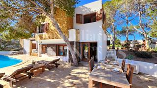Maison à Cala Vedella-Cala Tarida. Romántica casa en ubicación elevada con preciosas vistas al mar