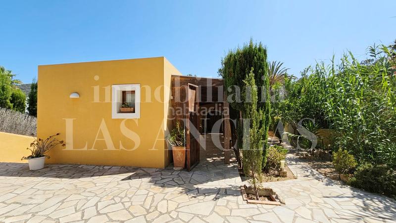 Foto ef2e2b7a-3f77-4cf5-ad87-03b0d8a8fa77. Casa acogedora casa de una planta con proyecto de ampliación andando a la playa en Santa Eulària