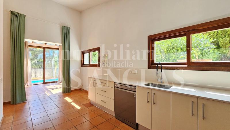Foto f2f2a1e0-6417-4b53-a891-2e2cb44ac811. Casa acogedora casa de una planta con proyecto de ampliación andando a la playa en Santa Eulària