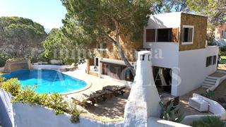 Casa a Cala Vedella-Cala Tarida. Atractiva villa en un entorno tranquilo con vistas al mar y a la