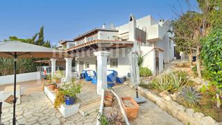 Casa a Sant Carles. Acogedora casa con piso de invitados cerca de la playa