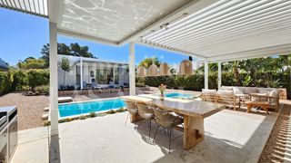 House in Sant Carles. Luminosa villa completamente amueblada con casa de invitados and