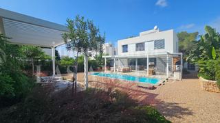 Casa en Sant Carles. Luminosa y elegante villa con casa de invitados andando a la pla