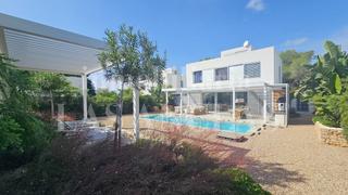 Haus in Sant Carles. Luminosa y elegante villa con casa de invitados andando a la pla