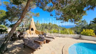 Maison à Cala Vedella-Cala Tarida. Romántica casa en ubicación elevada con preciosas vistas al mar
